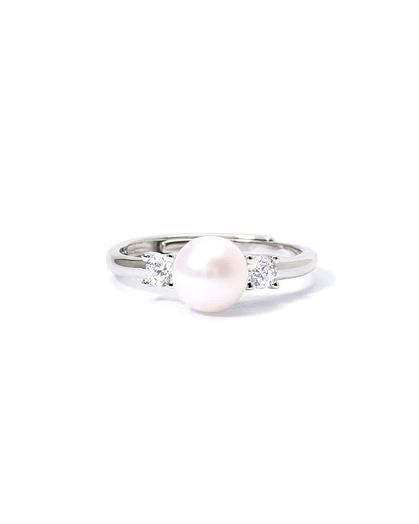 Ring with pearl and diamonds