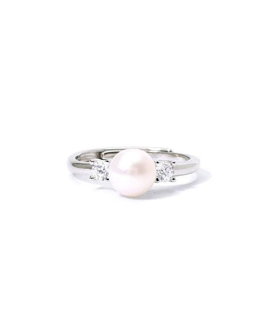 Ring with pearl and diamonds