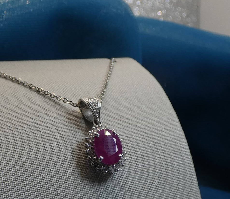 Brilliant ruby ​​necklace